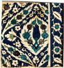 Carreau de bordure à composition florale losangée sur fond bleu sombre. Bordure à rinceau de rosettes sur fond bleu sombre, image 2/2