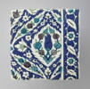 Carreau de bordure à composition florale losangée sur fond bleu sombre. Bordure à rinceau de rosettes sur fond bleu sombre, image 1/2