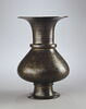 Vase balustre aux titres d'un émir du sultan al-Malik al-Ashraf Sha'ban II, image 1/5