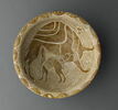 Coupe à la chamelle allaitant son petit, image 3/5