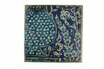 Carreau au vase à décor de cintemani et au jardin avec des iris sur fond bleu sombre, image 2/2