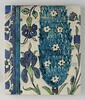 Carreau au cyprès accompagné d'un oeillet et d'un iris. Bordure à rinceau floral sur fond bleu, image 1/2