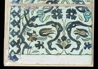 Carreau aux rinceaux de nuages et de fleurons bifides sur fond de quatre fleurs, image 2/2