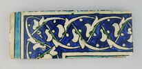 Carreau de bordure (angle) à double rinceau de palmettes sur fond bleu cobalt, image 1/2