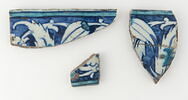 Carreau de bordure aux palmettes feuillues, tulipes et feuilles dentelées sur fond bleu, image 2/2