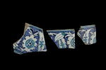 Carreau de bordure aux palmettes feuillues, tulipes et feuilles dentelées sur fond bleu, image 1/2