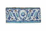 Carreau de bordure à décor de palmettes feuillues et de feuilles dentelées décorées de tulipes sur fond bleu, image 2/2