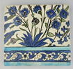 Carreau de bordure (registre inférieur) d'une composition florale, bordée d'une frise de fleurettes et de palmettes sur fond bleu cobalt, image 1/2