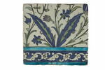 Carreau de bordure (registre inférieur) d'une composition florale, bordée d'une frise de fleurettes et de palmettes sur fond bleu cobalt, image 2/2