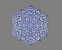Carreau hexagonal à arabesques de nuages tchi issus d'une rosette, image 1/3