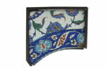 Fragment d'écoinçon aux médaillons polylobés et aux feuilles dentelées décorées de nuages sur fond bleu. Champ principal à décor floral saz, image 2/2