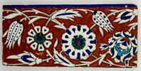 Carreau de bordure aux grandes rosettes, fleurs saz épanouies et tulipes sur fond rouge, image 1/2