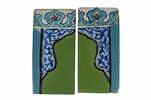 Deux carreaux formant une niche de mihrab à décor de fleurons bifides rumi et bordure de fleurons, image 1/5