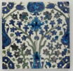 Carreau à la quinconce de vases fleuronnés fleuris aux rhauts de turquoise, image 1/2