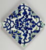 Carreau à décor de fleurs de lotus et de fleurons dentelés, image 1/2