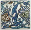 Carreau à la frise ondulante de tulipes monumentales fleuronnées et fleuries  et de longues feuilles dentelées, image 1/3
