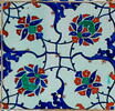 Carreau à décor de fleurons et de fleurs épanouies. Bordure à décor de pampres, image 2/2