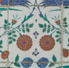 Carreau à décor de tulipes et de roses et aux tiges formant des mandorles, image 2/2