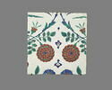 Carreau à décor de tulipes et de roses et aux tiges formant des mandorles, image 1/2