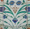 Carreau à décor de tulipes et de roses et aux tiges formant des mandorles, image 2/2