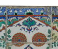 Carreau à décor de tulipes et de roses et aux tiges formant des mandorles, image 2/2
