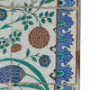 Carreau à décor de tulipes et de roses et aux tiges formant des mandorles, image 2/2