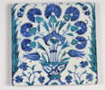 Carreau aux vases d'oeillets à décor de tulipes et noeud bleu, image 2/2