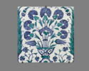 Carreau aux vases d'oeillets à décor de tulipes et noeud bleu, image 1/2