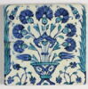 Carreau aux vases d'oeillets à décor de tulipes et noeud bleu, image 2/2