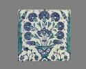 Carreau aux vases d'oeillets à décor de tulipes et noeud bleu, image 1/2