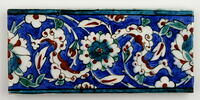 Carreau de bordure à rinceaux de nuages tchi et rosettes sur fond bleu, image 2/2