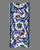 Carreau de bordure à rinceaux de nuages tchi et rosettes sur fond bleu, image 1/2