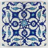 Carreau au réseau cruciforme composé de rosettes et de fleurons, image 1/2