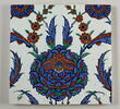 Carreau à décor floral entouré d'une bordure verte à décor de feuilles saz, image 1/2
