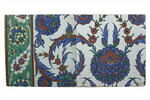 Carreau à décor floral entouré d'une bordure verte à décor de feuilles saz, image 2/2
