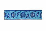 Frise à rinceaux, fleurs composites et feuilles dentelées sur fond bleu, image 4/4