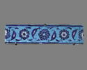 Frise à rinceaux, fleurs composites et feuilles dentelées sur fond bleu, image 1/4