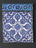 Frise à rinceaux, fleurs composites et feuilles dentelées sur fond bleu, image 2/4