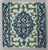 Carreau de bordure aux nuages tchis et aux mandorles décorés d'une composition centrée de fleurons. Bordure de rinceaux fleurons, image 1/3