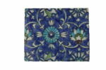 Carreau au quadrilobe accompagné de fleurs épanouies saz et de rosettes sur fond bleu, image 2/3