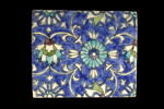 Carreau au quadrilobe accompagné de fleurs épanouies saz et de rosettes sur fond bleu, image 3/3
