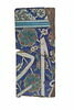 Fragment de carreau de bordure à l'inscription sur fond bleu et rinceaux à rosettes et fleurettes, image 2/2
