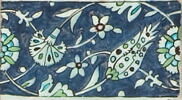 Carreau de bordure à rinceaux entrelacés de tulipes, oeillets et rosettes sur fond bleu, image 2/2