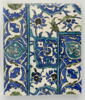 Carreau de bordure à fleurons bifides rumi et mandorles fleuronnés sur fond bleu, à mandorles fleuronnées bleues sur fond blanc. bordure à rumi et mandorles fleuronnées sur fond bleu, image 1/2