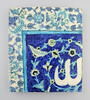 Carreau à inscription et rinceaux enroulés sur fond bleu. Bordure à rinceaux fleuris et agrafes de nuages, image 1/3