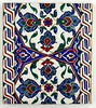 Carreau de bordure à décor floral saz centré dans des hexagones et entre deux tresses, image 1/2