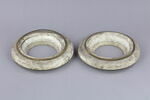 Deux bases rondes en marbre blanc cerclées d'un ruban métallique, image 1/3