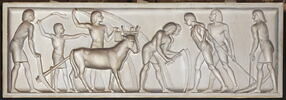 Décors de panneaux de boiserie en grisaille représentant des scènes de la vie civile égyptienne antique, image 6/11