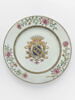 Assiette, partie d'un service en porcelaine de la compagnie des Indes aux armes de la famille Bouczo du Rongouët, image 1/2