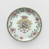 Soucoupe, partie d'un service en porcelaine de la compagnie des Indes aux armes de la famille Bouczo du Rongouët, image 1/2